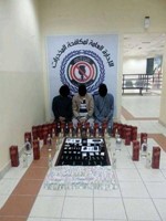المتهمون وامامهم المضبوطات﻿