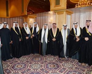 لقطة تذكارية تجمع احمد المحمد واحمد الفهد ومصطفى بودي وجاسم الخرافي وعلي الغانم والزميل احمد بهبهاني والشيخ خالد البدر وطلال الخرافي واحد الحضور﻿