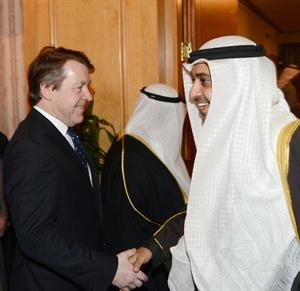 الشيخ محمد العبدالله مصافحا عمدة لندن﻿
