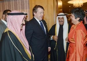 صفاء الهاشم متحدثة لعمدة لندن بحضور جاسم الخرافي وسمو الشيخ ناصر المحمد﻿