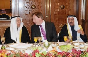 الشيخ شملان العبدالعزيز وعمدة لندن السيد الدرمان جيفورد وعلي الغانم﻿