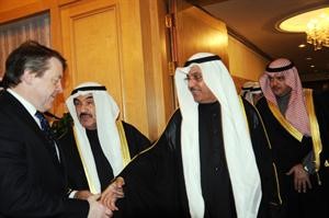 مبارك الخرينج مصافحا عمدة لندن﻿