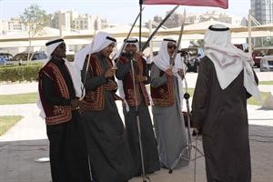 فرقة موسيقية تؤدي العرضة﻿
