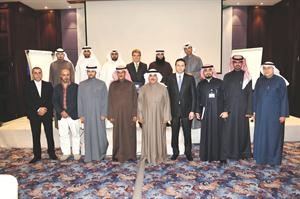 الدويهيس متوسطا المشاركين في ورشة العمل اسامة ابوعطية﻿