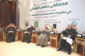 توفيق الجراح مترئسا الجلسة وعلى يمينه يعقوب الصانع وفايز الكندري وخالد الايوب	 سعود سالم﻿