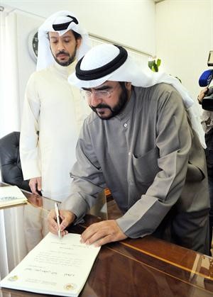 حماد اثناء التوقيع على صحيفة الاستجواب﻿