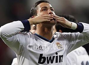 بالفيديو.. الفتيات تتهافت على شبيه كريستيانو رونالدو في شوارع مدريد..