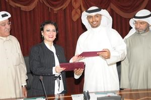 عبدالعزيز السمحان يتبادل مذكرة التعاون مع ريم الوقيان﻿