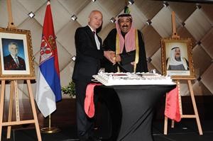 وليد الخبيزي يشارك السفير الصربي في قطع كيكة حفل العيد الوطني	 قاسم باشا﻿