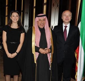 السفير السعودي عبدالعزيز الفايز مهنئا﻿