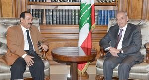 رئيس البرلمان نبيه بري مستقبلا السفير السعودي علي عواض عسيري في عين التينة امس	محمود الطويل﻿
