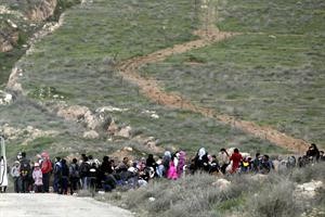 عشرات النازحين يجتازون الحدود مع الاردن هربا من العمليات العسكرية امس الاول افپ