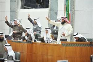 حماد الدوسري وسالم الاذينة وصالح عاشور على المنصة يصوتون وبينهم الرئيس علي الراشد