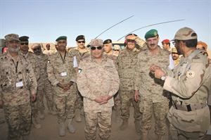 رئيس الاركان مستمعا لشرح حول التدريبات ﻿