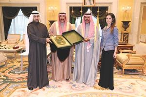 سمو نائب الامير خلال لقائه عواد الخالدي وبشاير العوضي وفيصل الخالدي﻿