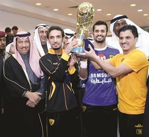 سمو رئيس الوزراء الشيخ جابر المبارك متوجا نيابة عن سمو ولي العهد ابطال كاس سموه	 الازرق كوم﻿