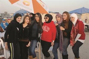 لقطة تذكارية لعدد من المشاركات