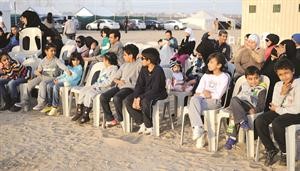 متابعة من الاطفال والحضور﻿