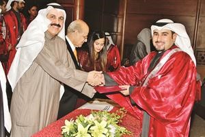 ديعقوب الرفاعي يكرم محمد العنزي احد موظفي المتحد﻿