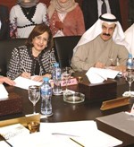 ديعقوب الرفاعي ود منى البرادعي خلال توقيع الاتفاقية﻿
