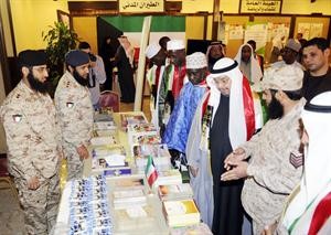 دعادل الفلاح متجولا في المعرض﻿