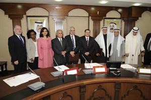 دعبداللطيف البدر ودعدنان شهاب الدين وحسن السند والحضور خلال التوقيع	هاني عبدالله﻿