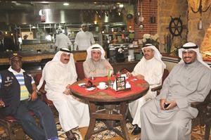 عبدالرحمن الفارسي وبعض الحضور