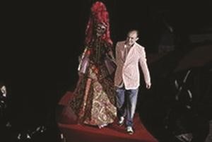CHRISTIAN LACROIX لأول مرة في الكويت قطعة ساحرة ومغرية تدعوك إلى اكتشاف المزيد لدى روائع جنيف