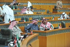 خلف دميثير والشيخ صباح الخالد خلال الجلسة والشيخ احمد الخالد
