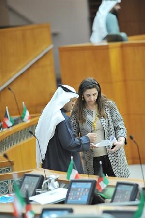  ثم يطلعان على بعض الاوراق

