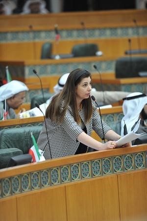وتتحدث خلال الجلسة
