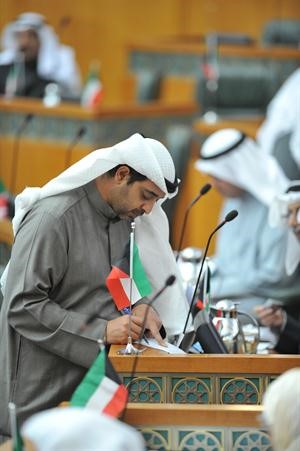 الشيخ محمد العبدالله يدون ملاحظاته

