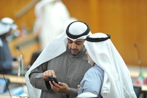 ويشرح للصالح على جهازه النقال
