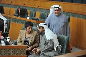 ويجلس الى جانب صفاء الهاشم
