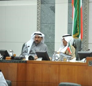 مبارك الخرينج مترئسا الجلسة وبجانبه سعد الخنفور متين غوزال
