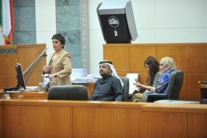 صفاء الهاشم وديوسف الزلزلة وتبدو المستشارة المالية وممثلة اللجنة الاقتصادية
