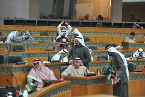 توزيع اعلام الكويت على مكاتب النواب احتفاء بالاعياد الوطنية
