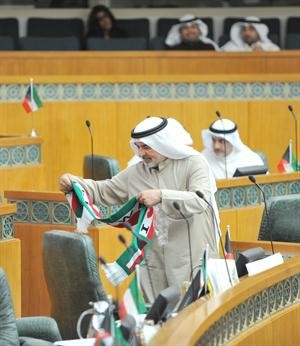 ويهم بوضع العلم على الكرسي

