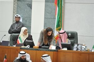 الرئيس علي الراشد وبجانبه درولا دشتي ودمعصومة المبارك متين غوزال
