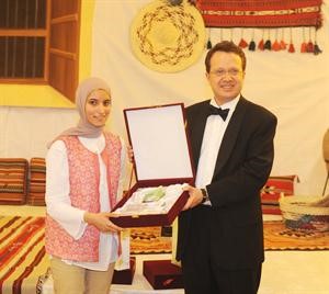 نائب السفير الاميركي مكرما الشاعرة رزان العودة
