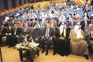 جانب من الحضور الكبير في مسرح متحف الكويت الوطني يتقدمهم معلي اليوحة ونائب وزير الثقافة والسياحة في اذربيجان﻿