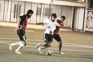 نجم الفريق بدر النبهان بدوري محاصر بين لاعبين
