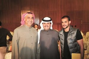 الشيخ دعيج الخليفة يتوسط جاسم يعقوب وبدر المطوع

