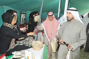 منصور المنصور خلال جولة في المعرض سعود سالم
