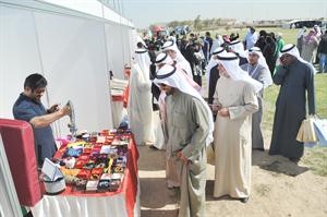 المنصور وعلي حسن خلال الجولة
