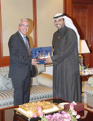 الشيخ محمد العبدالله خلال لقائه السفير الفلسطيني