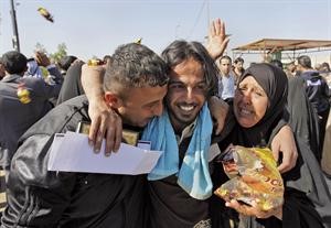سجين عراقي لدى الافراج عنه ضمن 200 اخرين من سجن بغداد امس افپ