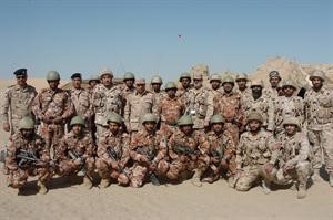 الفريق الركن الشيخ خالد الجراح مع اعضاء القوة العمانية
