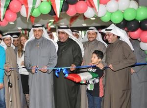 مسالم الاذينة والوكيل المساعد عبدالله العازمي لدى قص شريط الافتتاح
