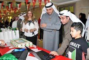 مسالم الاذينة خلال جولة في المعرض وتبدو بثينة السبيعي